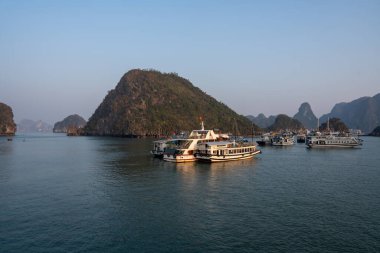 Halong Körfezi 'nde, Tonkin Körfezi' ndeki kireçtaşı kayalıkları ve tekneleri olan Halong Vietnam 'ın kuzeyinde, Asya' da.