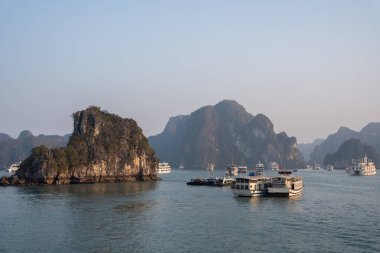 Halong Körfezi 'nde, Tonkin Körfezi' ndeki kireçtaşı kayalıkları ve tekneleri olan Halong Vietnam 'ın kuzeyinde, Asya' da.