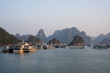 Halong Körfezi 'nde, Tonkin Körfezi' ndeki kireçtaşı kayalıkları ve tekneleri olan Halong Vietnam 'ın kuzeyinde, Asya' da.
