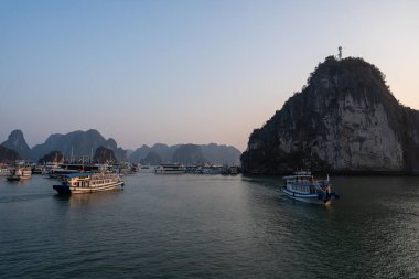 Halong Körfezi 'nde, Tonkin Körfezi' ndeki kireçtaşı kayalıkları ve tekneleri olan Halong Vietnam 'ın kuzeyinde, Asya' da.