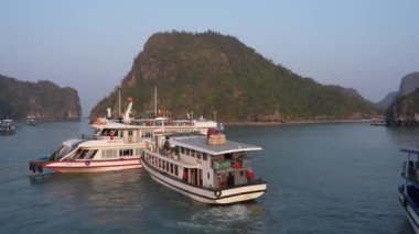 Halong Körfezi 'nde, Tonkin Körfezi' ndeki kireçtaşı kayalıkları ve tekneleri olan Halong Vietnam 'ın kuzeyinde, Asya' da.