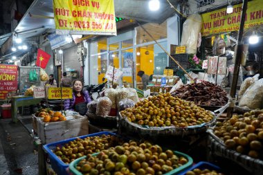Vietnam 'daki Hanoi kasabasının sokaklarında koşuşturup durduk.