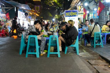 Vietnam 'ın eski mahallesindeki Vietnamlıların sosyal hayatı, Vietnam Asya' sındaki Hanoi 'nin dar kaldırımlarında yer alır.