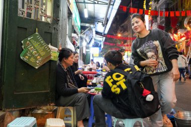Vietnam 'ın eski mahallesindeki Vietnamlıların sosyal hayatı, Vietnam Asya' sındaki Hanoi 'nin dar kaldırımlarında yer alır.