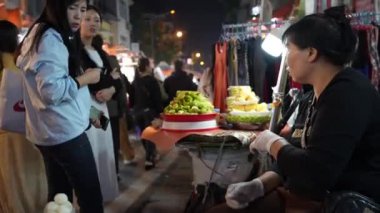 Vietnam 'da, Hanoi' nin Eski Mahallesi 'nin Gece Pazarı' nda Sokak Hayatı
