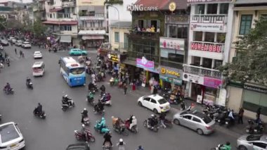 Vietnam Asya 'daki Hanoi' deki Eski Bölge 'nin günlük trafik kaosu.