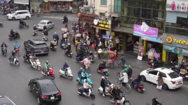 Vietnam Asya 'daki Hanoi' deki Eski Bölge 'nin günlük trafik kaosu.