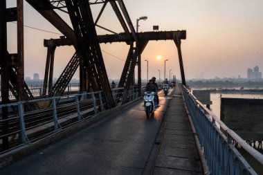 Vietnamlı Motosikletli Sürücü Hanoi City 'deki Long Bien Köprüsü Güneydoğu Asya