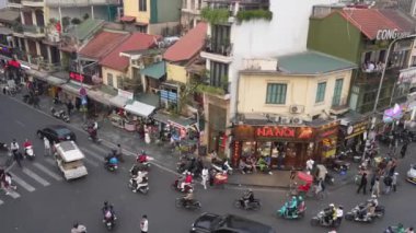 Vietnam 'daki Hanoi şehrinin günlük trafik karmaşasında arabalar, motosikletler, yayalar ve her türlü araç.