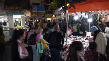 Hanoi Vietnam Asya 'daki Eski Mahallenin Gece Pazarı' ndaki insanlar.