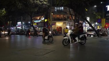 Hanoi Vietnam Asya 'daki Eski Mahalle' de trafik vardı.