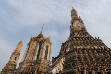 Birinci sınıf Tayland Kraliyet Tapınağı Wat Arun ve Bangkok Tayland 'daki Chao Phraya Nehri.