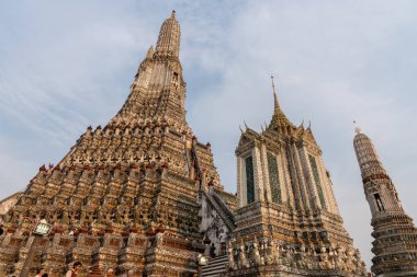 Birinci sınıf Tayland Kraliyet Tapınağı Wat Arun ve Bangkok Tayland 'daki Chao Phraya Nehri.