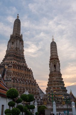 Birinci sınıf Tayland Kraliyet Tapınağı Wat Arun ve Bangkok Tayland 'daki Chao Phraya Nehri.
