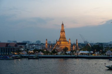 Birinci sınıf Tayland Kraliyet Tapınağı Wat Arun ve Bangkok Tayland 'daki Chao Phraya Nehri.