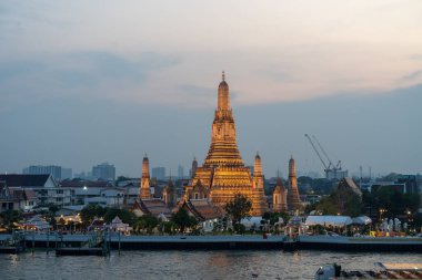 Birinci sınıf Tayland Kraliyet Tapınağı Wat Arun ve Bangkok Tayland 'daki Chao Phraya Nehri.