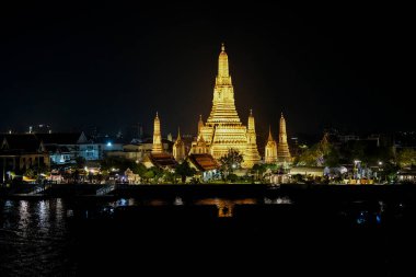 Birinci sınıf Tayland Kraliyet Tapınağı Wat Arun ve Bangkok Tayland 'daki Chao Phraya Nehri.