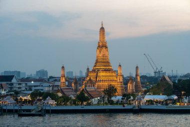Birinci sınıf Tayland Kraliyet Tapınağı Wat Arun ve Bangkok Tayland 'daki Chao Phraya Nehri.