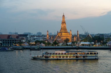 Birinci sınıf Tayland Kraliyet Tapınağı Wat Arun ve Bangkok Tayland 'daki Chao Phraya Nehri.