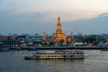 Birinci sınıf Tayland Kraliyet Tapınağı Wat Arun ve Bangkok Tayland 'daki Chao Phraya Nehri.