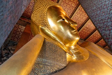 Bangkok Tayland ve Güneydoğu Asya 'daki Budist tapınağı Wat Pho' nun altın uzanan Buda 'sı. 