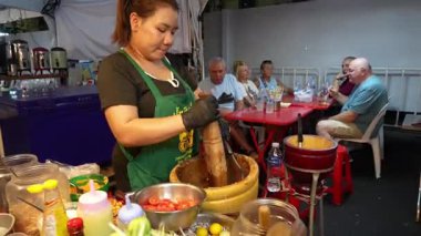 Bangkok, Asya 'da bir gece pazarında öğütülmüş yeşil papaya salatasını Tayland sokak yemeği olarak hazırlamak