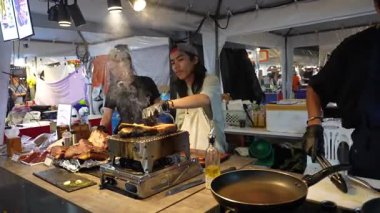 Domuz eti Tayland 'ın Bangkok, Tayland' daki bir gece pazarında satılığa çıkarıldı.