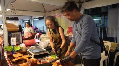 Domuz eti Tayland 'ın Bangkok, Tayland' daki bir gece pazarında satılığa çıkarıldı.
