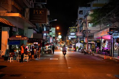 Sabahın erken saatlerinde Pattaya 'nın en ünlü eğlence caddelerinden biri olan Buakhao' daki sokak hayatı