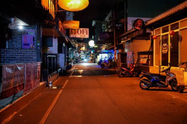 Sabahın erken saatlerinde Pattaya 'nın en ünlü eğlence caddelerinden biri olan Buakhao' daki sokak hayatı