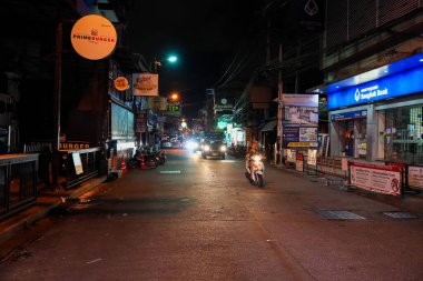 Sabahın erken saatlerinde Pattaya 'nın en ünlü eğlence caddelerinden biri olan Buakhao' daki sokak hayatı