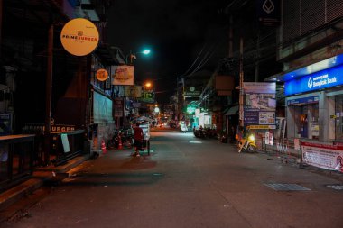 Sabahın erken saatlerinde Pattaya 'nın en ünlü eğlence caddelerinden biri olan Buakhao' daki sokak hayatı