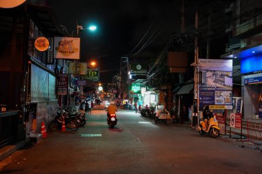 Sabahın erken saatlerinde Pattaya 'nın en ünlü eğlence caddelerinden biri olan Buakhao' daki sokak hayatı