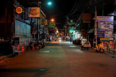 Sabahın erken saatlerinde Pattaya 'nın en ünlü eğlence caddelerinden biri olan Buakhao' daki sokak hayatı