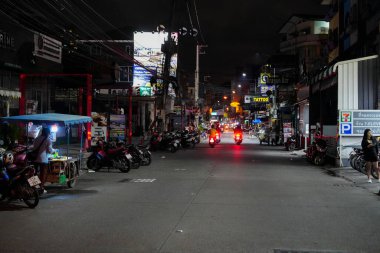 Sabahın erken saatlerinde Pattaya 'nın en ünlü eğlence caddelerinden biri olan Buakhao' daki sokak hayatı