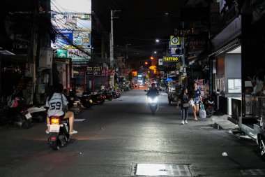 Sabahın erken saatlerinde Pattaya 'nın en ünlü eğlence caddelerinden biri olan Buakhao' daki sokak hayatı