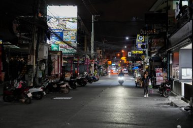 Sabahın erken saatlerinde Pattaya 'nın en ünlü eğlence caddelerinden biri olan Buakhao' daki sokak hayatı