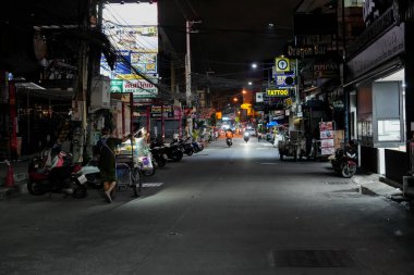 Sabahın erken saatlerinde Pattaya 'nın en ünlü eğlence caddelerinden biri olan Buakhao' daki sokak hayatı