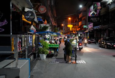 Sabahın erken saatlerinde Pattaya 'nın en ünlü eğlence caddelerinden biri olan Buakhao' daki sokak hayatı