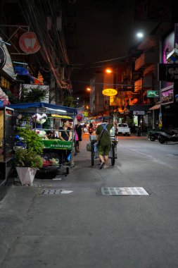 Sabahın erken saatlerinde Pattaya 'nın en ünlü eğlence caddelerinden biri olan Buakhao' daki sokak hayatı