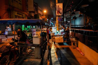 Sabahın erken saatlerinde Pattaya 'nın en ünlü eğlence caddelerinden biri olan Buakhao' daki sokak hayatı