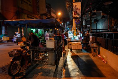 Sabahın erken saatlerinde Pattaya 'nın en ünlü eğlence caddelerinden biri olan Buakhao' daki sokak hayatı