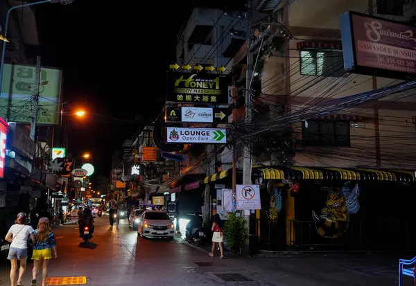 Sabahın erken saatlerinde Pattaya 'nın en ünlü eğlence caddelerinden biri olan Buakhao' daki sokak hayatı