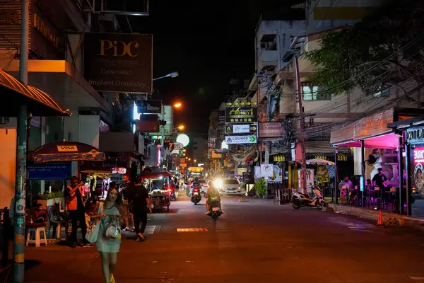 Sabahın erken saatlerinde Pattaya 'nın en ünlü eğlence caddelerinden biri olan Buakhao' daki sokak hayatı
