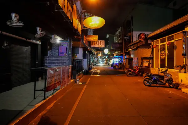 Sabahın erken saatlerinde Pattaya 'nın en ünlü eğlence caddelerinden biri olan Buakhao' daki sokak hayatı