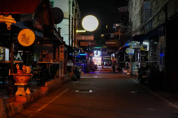 Sabahın erken saatlerinde Pattaya 'nın en ünlü eğlence caddelerinden biri olan Buakhao' daki sokak hayatı