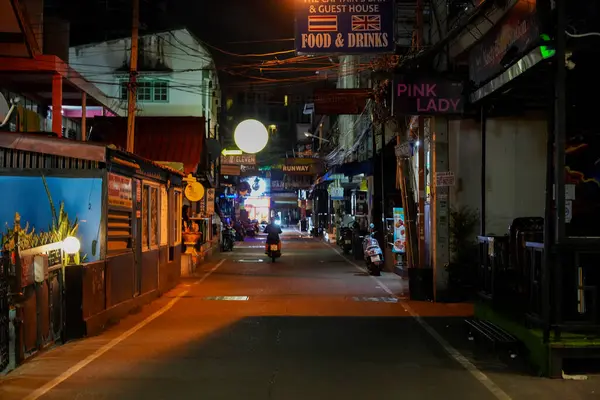 Sabahın erken saatlerinde Pattaya 'nın en ünlü eğlence caddelerinden biri olan Buakhao' daki sokak hayatı