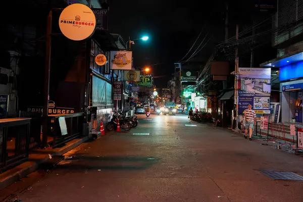 Sabahın erken saatlerinde Pattaya 'nın en ünlü eğlence caddelerinden biri olan Buakhao' daki sokak hayatı