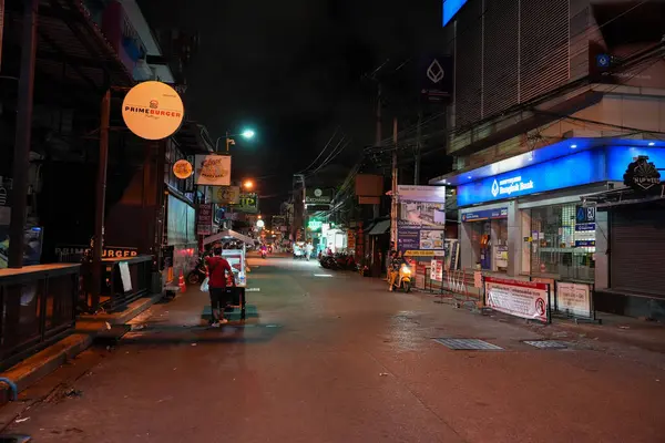 Sabahın erken saatlerinde Pattaya 'nın en ünlü eğlence caddelerinden biri olan Buakhao' daki sokak hayatı