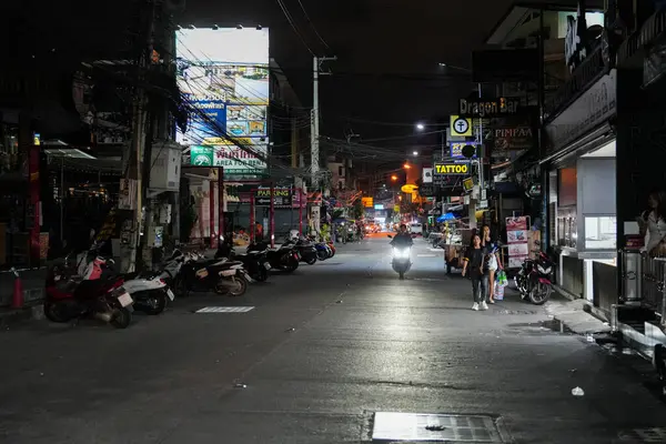 Sabahın erken saatlerinde Pattaya 'nın en ünlü eğlence caddelerinden biri olan Buakhao' daki sokak hayatı